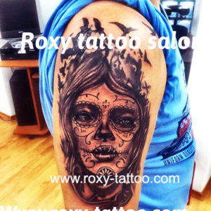 portret femeie tatuaje roxy