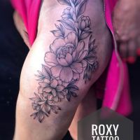 tatuaj fete flori coapsa