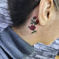 tatuaj fete ureche
