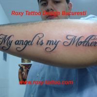 tatuaje-baieti-mana-scris-roxy