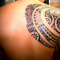tatuaje-baieti-maori-spate-