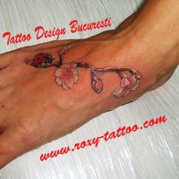 tatuaje-fete-picior-flori