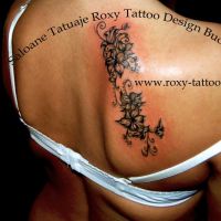 tatuaje-fete-spate-model-flori