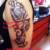 tatuaje-fete-trandafiri-roxy-mana