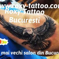vultur tatuaje antebrat roxy